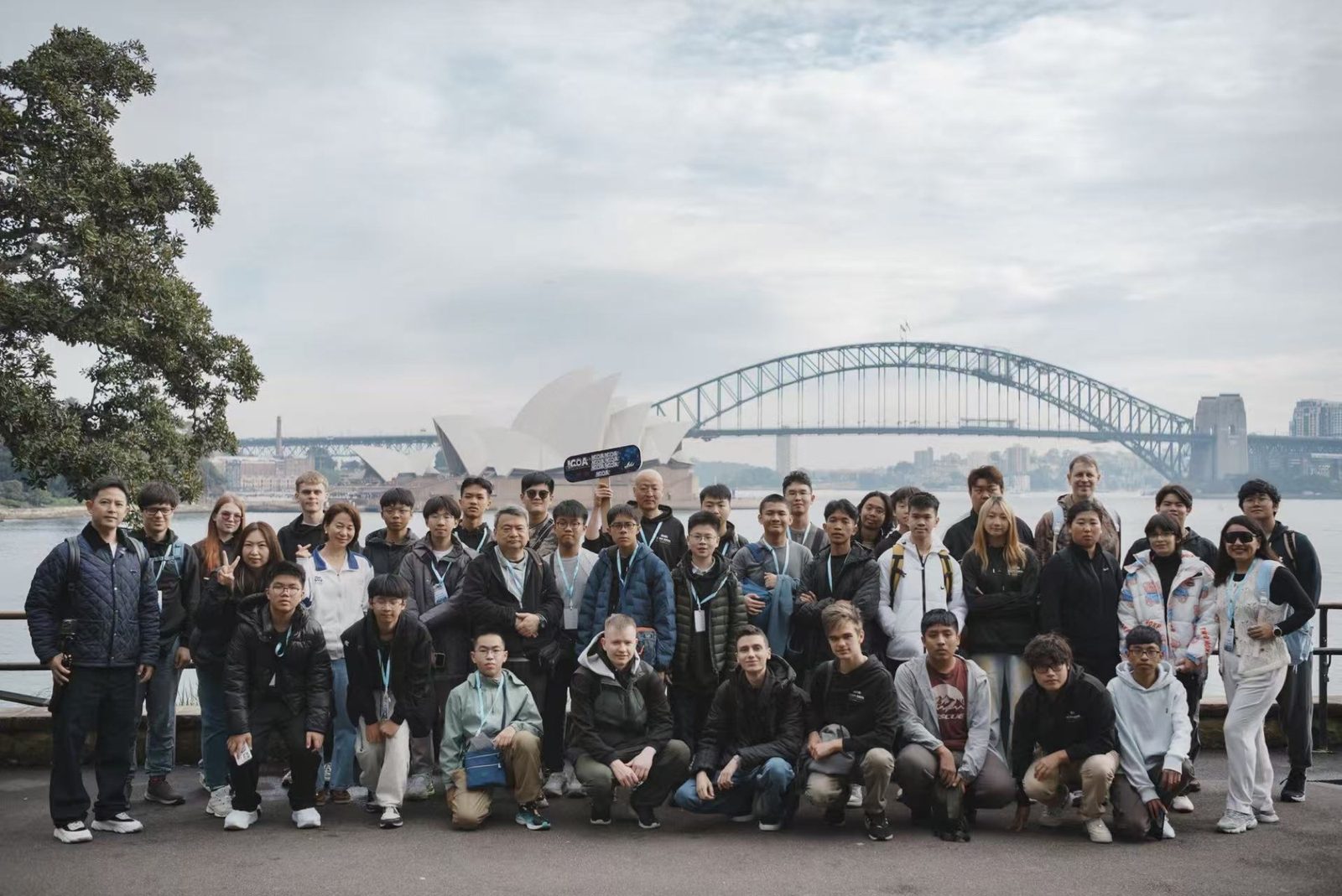 ICOA 2026 Teilnehmer vor dem Sydney Opera House und der Harbour Bridge