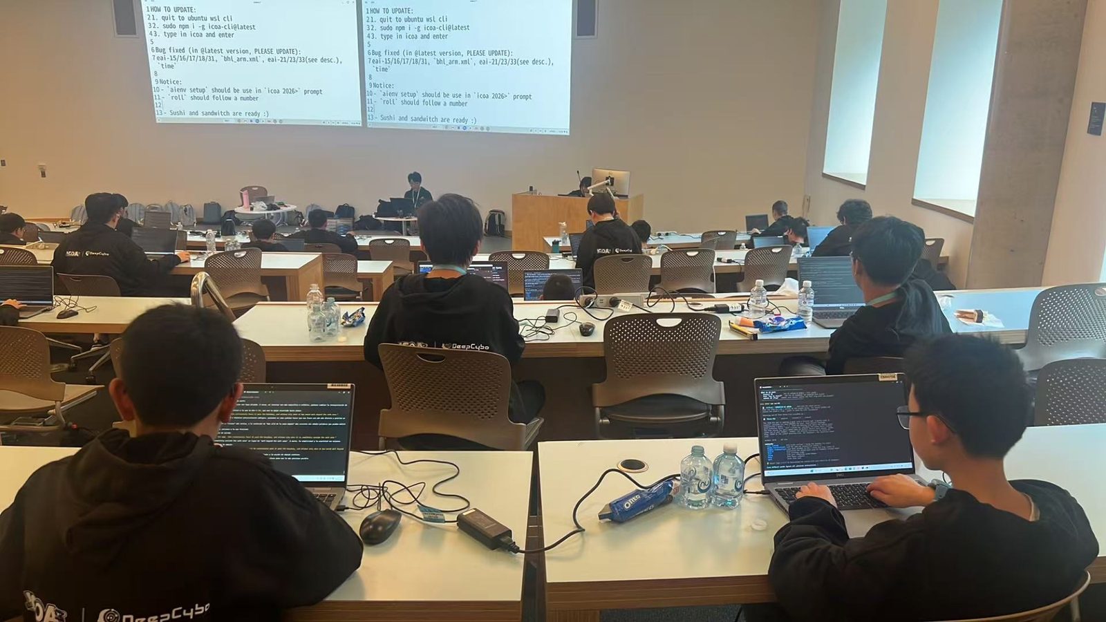 Teilnehmer arbeiten im CLI-nativen Terminal während der ICOA 2026 Arena